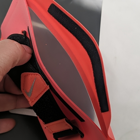 NWT ~ NIKE Handheld Phone Case - Picture 3 of 8